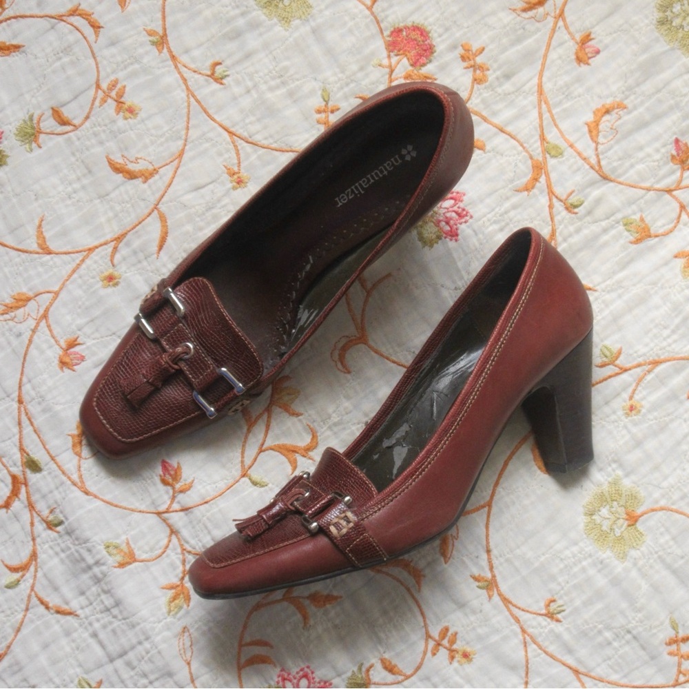 beautiful vintage deep red/ burgundy square toe kitten loafer heel🌟